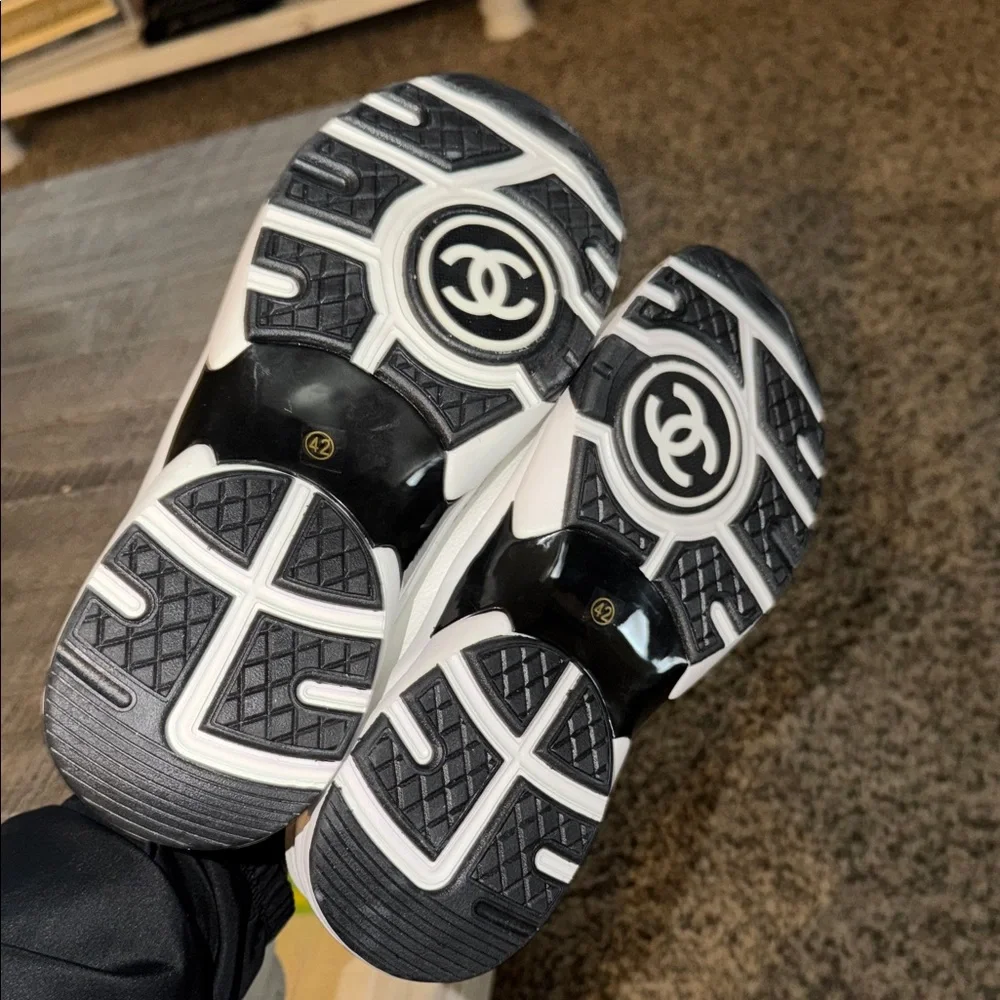 Chic Sneakers in Black and White - Picture 7 of 11